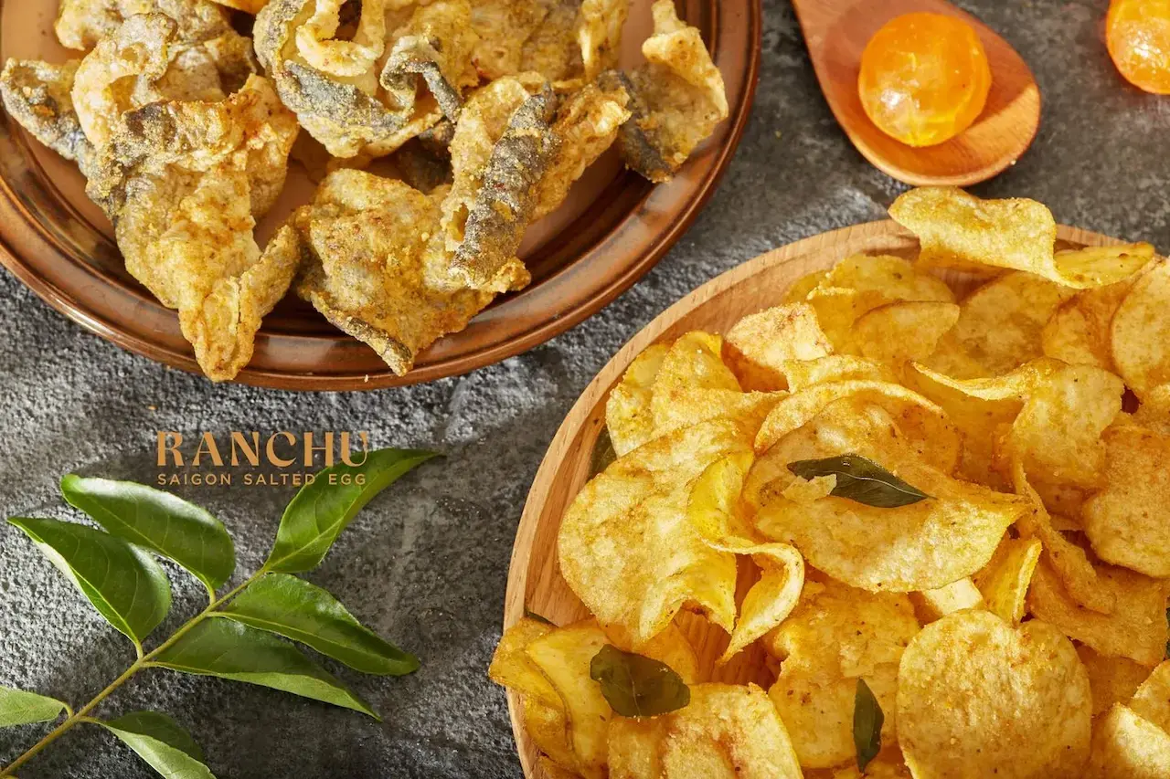 Ranchu Saigon Snack Khoai Tây Trứng Muối Ranchu Vị Trứng Muối Tươi Độc Quyền Của Ranchu Được Tạo Nên Từ Trứng Vịt Nuôi Tự Nhiên – Bảo Quản Hoàn Toàn Tự Nhiên Bằng Tinh Dầu Hương Thảo, Nói Không 100% Với Hoá Chất Tổng Hợp.