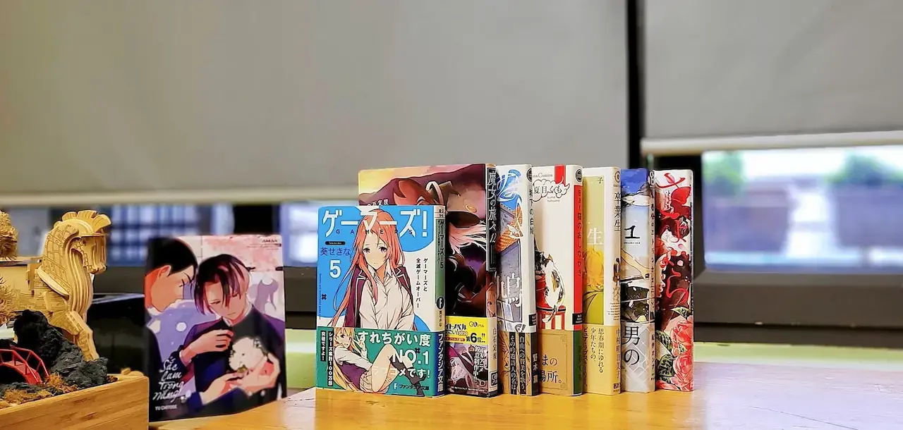 Những Bạn Nào Chưa Kịp Ghé Qua Amak Books Thì Cũng Đừng Buồn Nè, Vì Cửa Hàng Chúng Mình Sẽ Mở Cửa Liên Tục Từ 9h Sáng Đến 17h30 Chiều, Từ Thứ 2 Đến Thứ 7 Hàng Tuần Tại Số 96 Ngõ 40 Tạ Quang Bửu